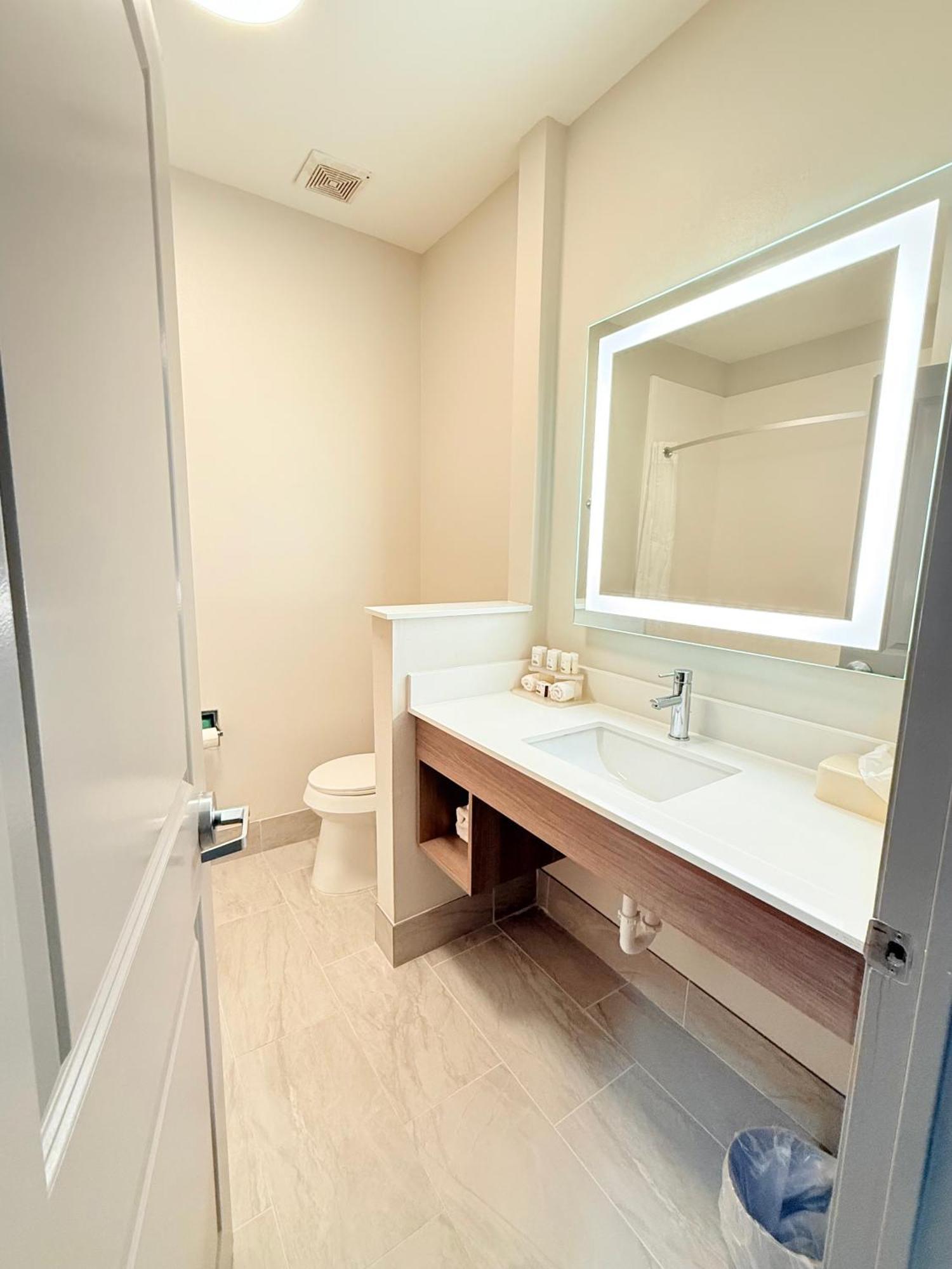 Holiday Inn Express Kenedy By Ihg Ngoại thất bức ảnh
