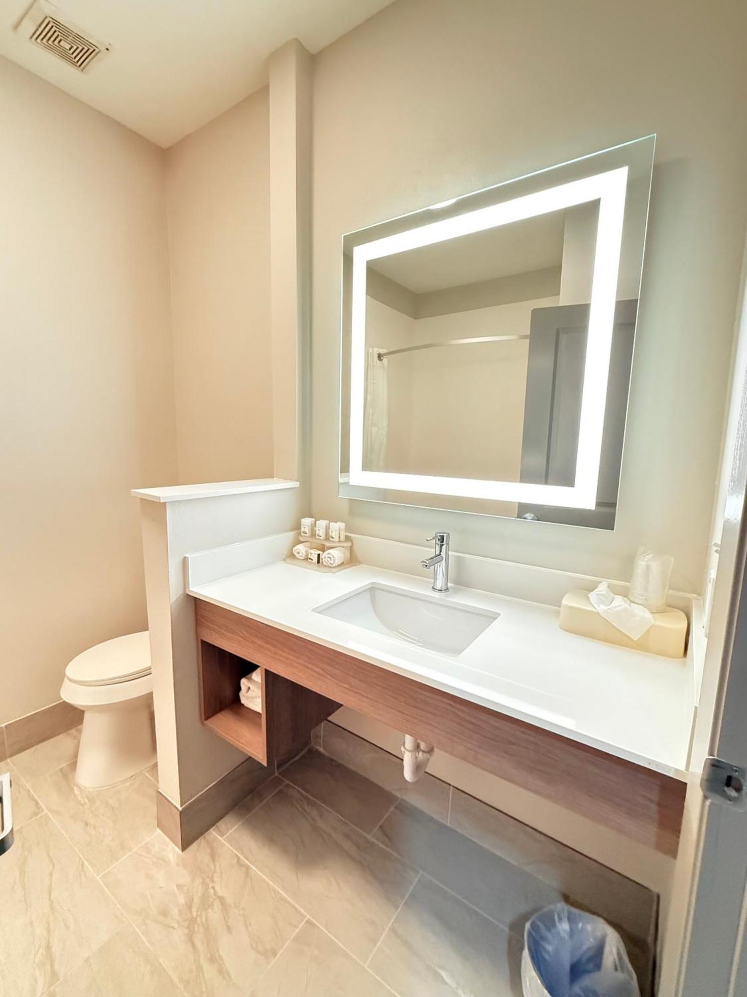 Holiday Inn Express Kenedy By Ihg Ngoại thất bức ảnh