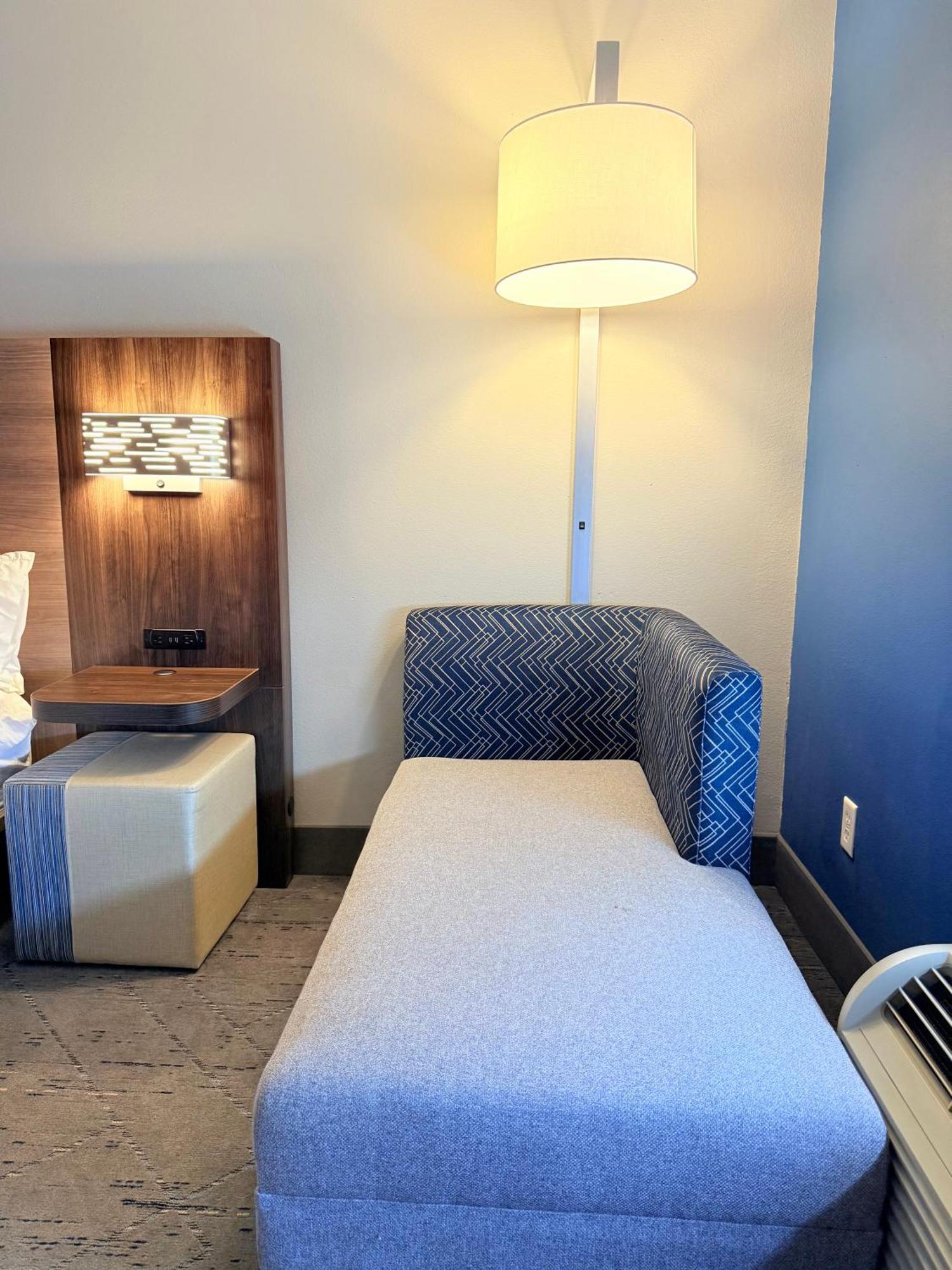Holiday Inn Express Kenedy By Ihg Ngoại thất bức ảnh